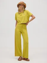 Chomba corta color rojo, con cuello camisero con rayas celestes y negras, logo bordado en el pecho y mangas cortas.