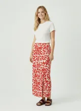 Falda midi de lino y viscosa con estampado geométrico en tonos rojo y blanco, y abertura lateral.