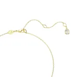 Colgante con cadena dorada y dije de mariposa con cristales de diferentes formas y colores. El cuerpo de la mariposa tiene una piedra verde en forma de óvalo. Las alas superiores tienen cristales verdes, rosas y blancos. Las alas inferiores tienen cristales rosas y naranjas.