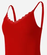 Conjunto de pijama Short Doll compuesto por una blusa de rib con breteles finos ajustables y encaje en el escote, y un short de viscolycra con cintura elástica y estampado de mini pimientos.