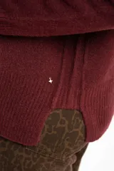 Sweater color marrón claro de tejido de punto, con cuello redondo y mangas largas.