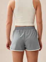 Short deportivo negro con cintura elástica y ribete blanco en el ruedo.