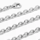Collar de cadena plateada con eslabones redondos.