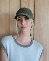 Gorra tipo béisbol color marrón, confeccionada en cuero gamuzado.