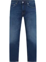 Pantalón de jean azul oscuro, corte recto, con cierre de botón y cremallera, y detalles distintivos de la marca Tommy Hilfiger.