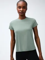 Camiseta deportiva de manga corta, color verde salvia, con cuello redondo y corte ajustado.