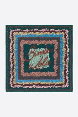 Pañuelo cuadrado con estampado abstracto multicolor, con bordes definidos por líneas de puntos de diferentes colores.