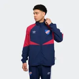 Campera de nylon azul con detalles en rojo y blanco, con cierre frontal y cuello alto. Logotipo de Umbro bordado en el pecho y escudo del Club Nacional de Football en el lado opuesto.