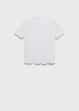 Camiseta blanca de algodón regenerativo, con cuello pico y manga corta.