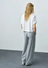 Remera blanca de algodón con cuello redondo y mangas cortas.