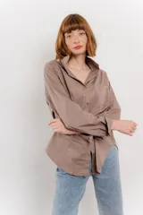 Camisa celeste de algodón con corte clásico, manga larga y bolsillo en el pecho.