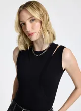 Musculosa negra de punto acanalado con corte ajustado, cuello redondo asimétrico y detalle cut out en el hombro.