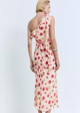 Vestido midi de fiesta color rosa pálido con estampado de rosas rojas, corte al bies, un hombro descubierto con volantes y cierre lateral invisible.