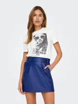 Camiseta blanca de algodón con estampa de una mujer con gafas de sol y texto "Spoiled but DISTRESSED since '97".
