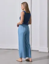 Pantalón de lyocell celeste, de corte ancho, con pretina elastizada con lazo de ajuste, bolsillos laterales y bolsillos cargo.