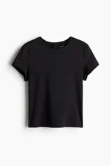 Remera deportiva corta negra de corte ajustado, con cuello redondo y mangas cortas. Confeccionada en tejido funcional suave con tecnología DryMove™ que ayuda a absorber el sudor.