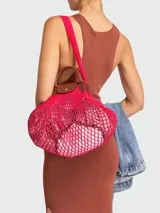 Bolso Longchamp Le Pliage Filet, tamaño L, color fucsia, con asas de cuero marrón.