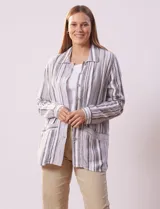Sobrecamisa de lino y rayón a rayas verticales en tonos grises y blancos, con cuello camisero, cierre frontal con botones, mangas largas y bolsillos de parche en el delantero.