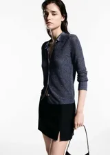 Cárdigan azul con brillos, de tejido de punto fino, cuello camisero y cierre frontal con botones.