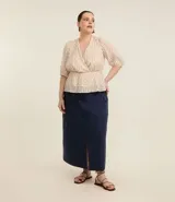 Falda midi azul marino de sarga de algodón, con bolsillos cargo laterales, cintura alta y cierre oculto.