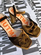 Sandalias de terciopelo color borgoña con correa trasera ajustable, doble moño en la punta y taco de 10,5 cm de altura.