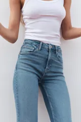 Pantalón de jean blanco, de tiro alto, corte cropped y flare.