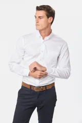 Camisa blanca de corte sport, con cuello y cierre de botones.