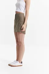 Minifalda color caqui de algodón, con bolsillos delanteros tipo parche.