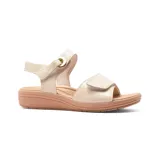 Sandalia de cuero color beige con doble tira con ajuste de velcro.