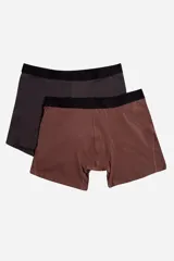 Pack de dos bóxers lisos, uno color beige y otro negro, con cintura elástica con logotipo.