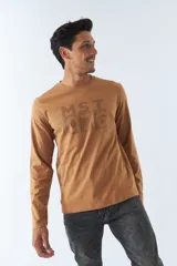 Remera de hombre color marrón con cuello redondo, manga larga y estampado frontal con letras.