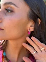 Aros de acero quirúrgico con mostacillas negras enroscadas.