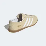 Championes Adidas Gazelle Lo Pro, color beige claro, con capellada de gamuza, tres franjas laterales blancas y suela de goma color caramelo.