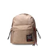 Mochila color beige con estampado geométrico, bolsillo frontal con cierre y bolsillos laterales de red. Tiene un parche con el logo de Las Oreiro y un adorno de cordones trenzados en rojo, blanco y negro.
