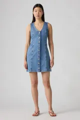 Vestido corto de denim azul con botones frontales, escote en V y sin mangas.