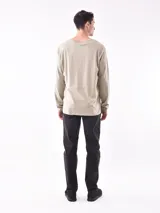 Remera blanca de manga larga con cuello redondo y corte regular.