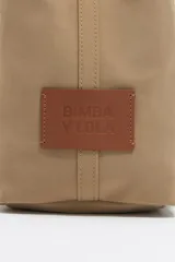 Bolso shopper horizontal marca Bimba y Lola, color beige, con doble asa de mano con detalles en cuero marrón, cierre con botón a presión y bolsillo interior con cremallera.