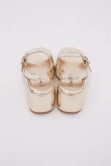 Sandalias doradas con plataforma, tiras anchas y hebilla ajustable.