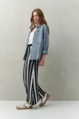 Falda midi de punto con rayas verticales en color negro y blanco.