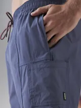 Short de baño verde oliva con cintura elástica ajustable con cordón, bolsillos laterales y un bolsillo trasero con ojal de drenaje.