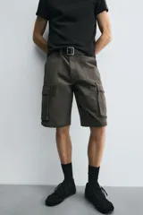 Bermuda cargo de algodón color marrón oscuro, tiro medio, corte regular, con bolsillos laterales de parche con solapa y bolsillos traseros de vivo.
