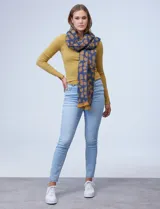 Pashmina con estampado animal print en tonos marrones y negros, suave y liviana.