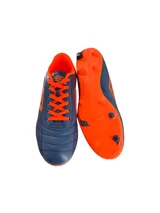 Championes de fútbol Umbro Clasic II HG, color azul marino con detalles en naranja y logo Umbro en blanco.