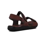 Sandalia de hombre color marrón con dos tiras ajustables con velcro y pulsera trasera. Base negra y plantilla marrón.