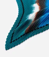 Pañuelo cuadrado de satén plisado con estampa abstracta en tonos celeste y azul. Accesorio de origen sostenible.