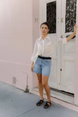 Sandalias de cuero marrón con tiras entrecruzadas y hebilla dorada al tobillo.