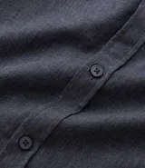 Camisa de manga larga color blanco, confeccionada en tricolina de algodón con efecto melange. Tiene cuello inglés, abotonado delantero y puños con botones.