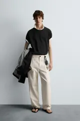 Pantalón negro de corte recto, con bolsillos frontales tipo parche y bolsillos traseros de ojal.