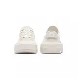 Zapatillas blancas de lona con suela elevada y diseño clásico de Converse.