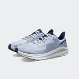 Championes de running Altra Experience Form, color celeste con detalles en azul marino y suela blanca.